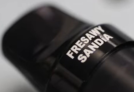 RFH 5와트 UV 레이저 소스는 검은색 플라스틱에 흰색으로 표시됩니다.