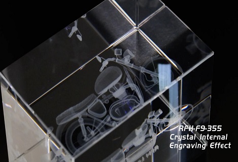 RFH F9 UV 레이저로 크리스털 내부를 조각하고 정밀한 냉간 가공으로 모든 크리스털을 되살립니다.