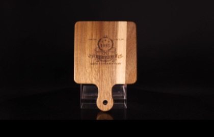 정밀함과 깊이: UV F9 레이저로 목재에 놀라운 디테일을 레이저로 새겨보세요