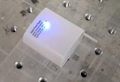 RFH 3W DPSS 레이저, 다이오드 펌핑 고체 레이저 마킹 흰색 플라스틱 충전기에 검정색