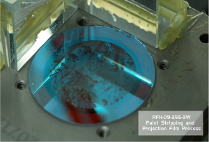 프로젝션 슬라이드의 페인트 제거를 위한 RFH D9 UV 레이저의 장점